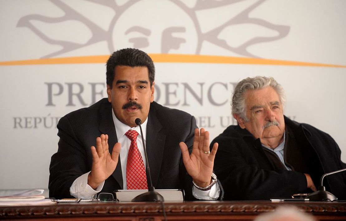 El presidente de Uruguay, José Mujica escucha a su colega venezolano Nicolás Maduro durante una ceremonia de firma de acuerdos el 7 de mayo de 2013.