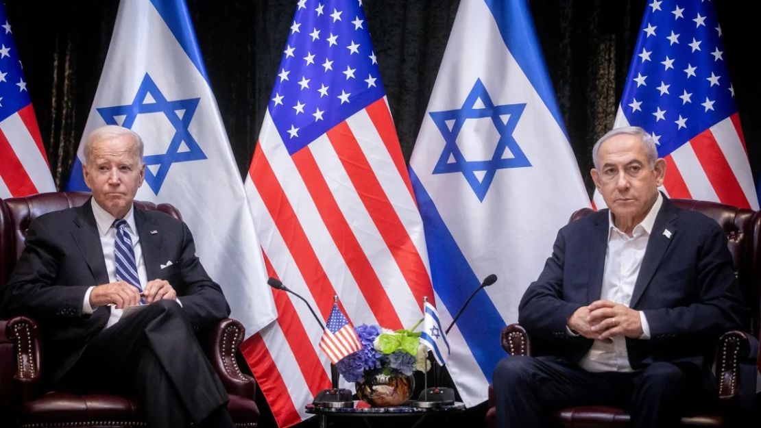 El presidente Joe Biden se sienta con el primer ministro israelí Benjamin Netanyahu al comienzo de una reunión del gabinete de guerra israelí, en Tel Aviv, Israel, el 18 de octubre de 2023.