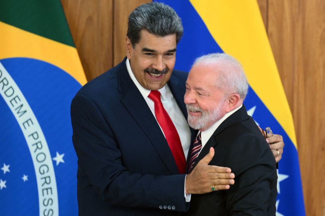 El presidente de Venezuela, Nicolás Maduro (i), y el presidente de Brasil, Luiz Inácio Lula da Silva (derecha), se saludan después de una conferencia de prensa conjunta en el Palacio Planalto en Brasilia el 29 de mayo de 2023.