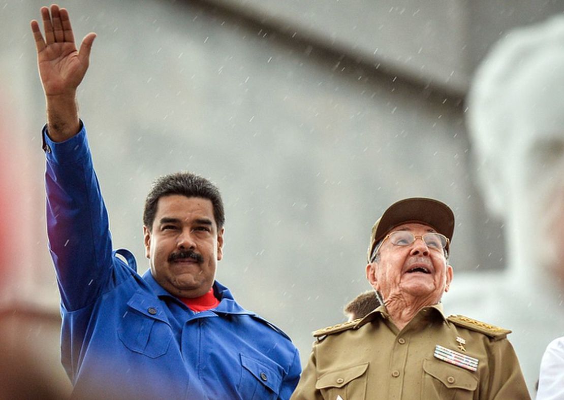 Los presidentes de Cuba y Venezuela, Raúl Castro y Nicolás Maduro, participan en las celebraciones del Primero de Mayo, el 1 de mayo de 2015 en La Habana.