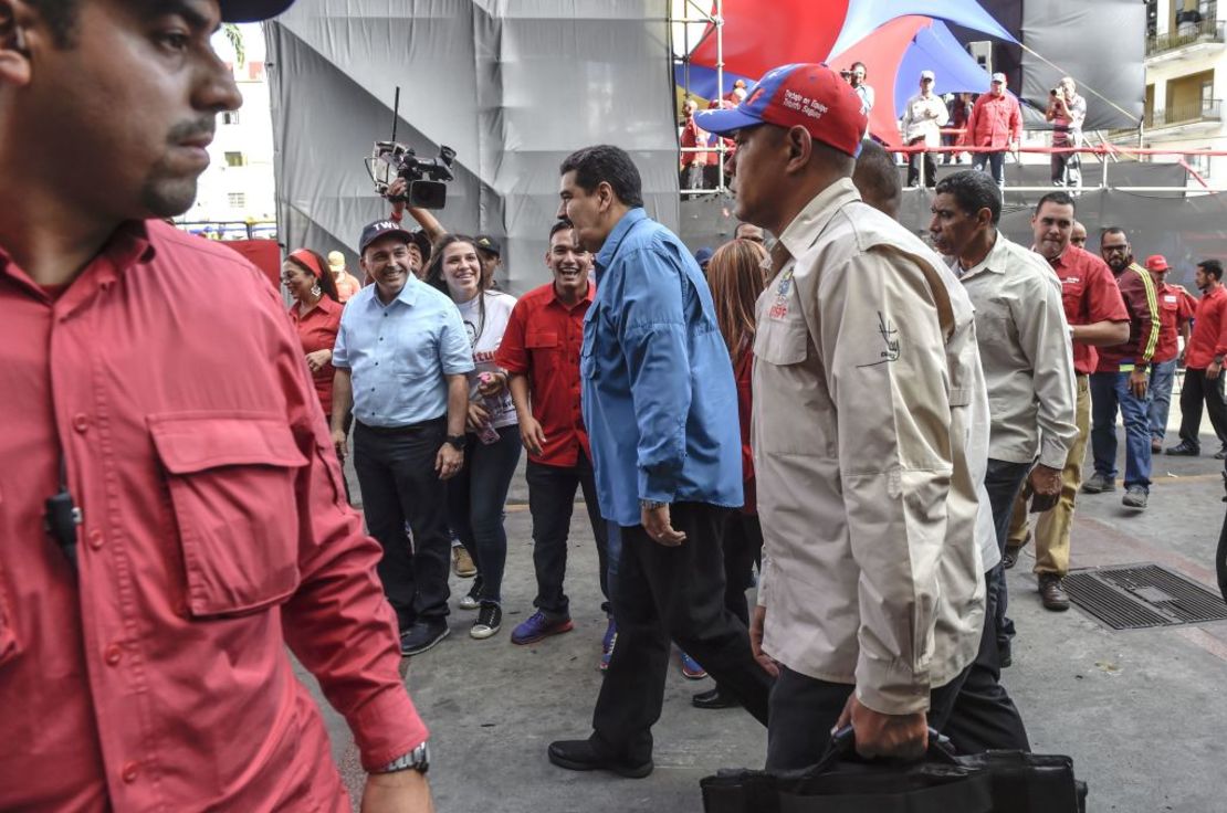 El presidente de Venezuela, Nicolás Maduro (C), camina durante una manifestación en Caracas el 23 de enero de 2018.