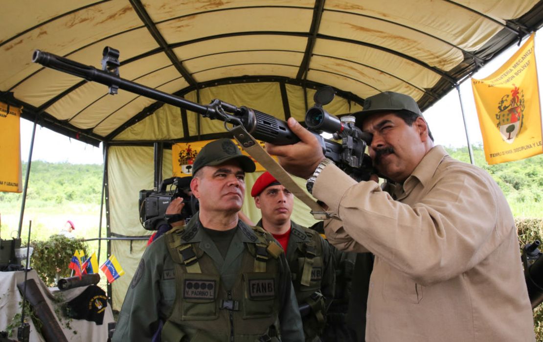 El presidente de Venezuela, Nicolás Maduro (C), examina un rifle de francotirador de fabricación rusa durante ejercicios militares en Carcas el 14 de enero de 2017