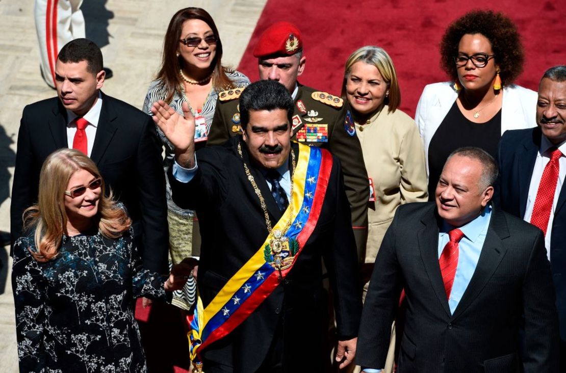 El presidente de Venezuela Nicolás Maduro (C), su esposa Cilia Flores y el presidente de la Asamblea Constituyente Diosdado Cabello llegan al Palacio Federal Legislativo en Caracas el 14 de enero de 2019 donde el presidente anunciará medidas para aliviar la grave crisis económica. -