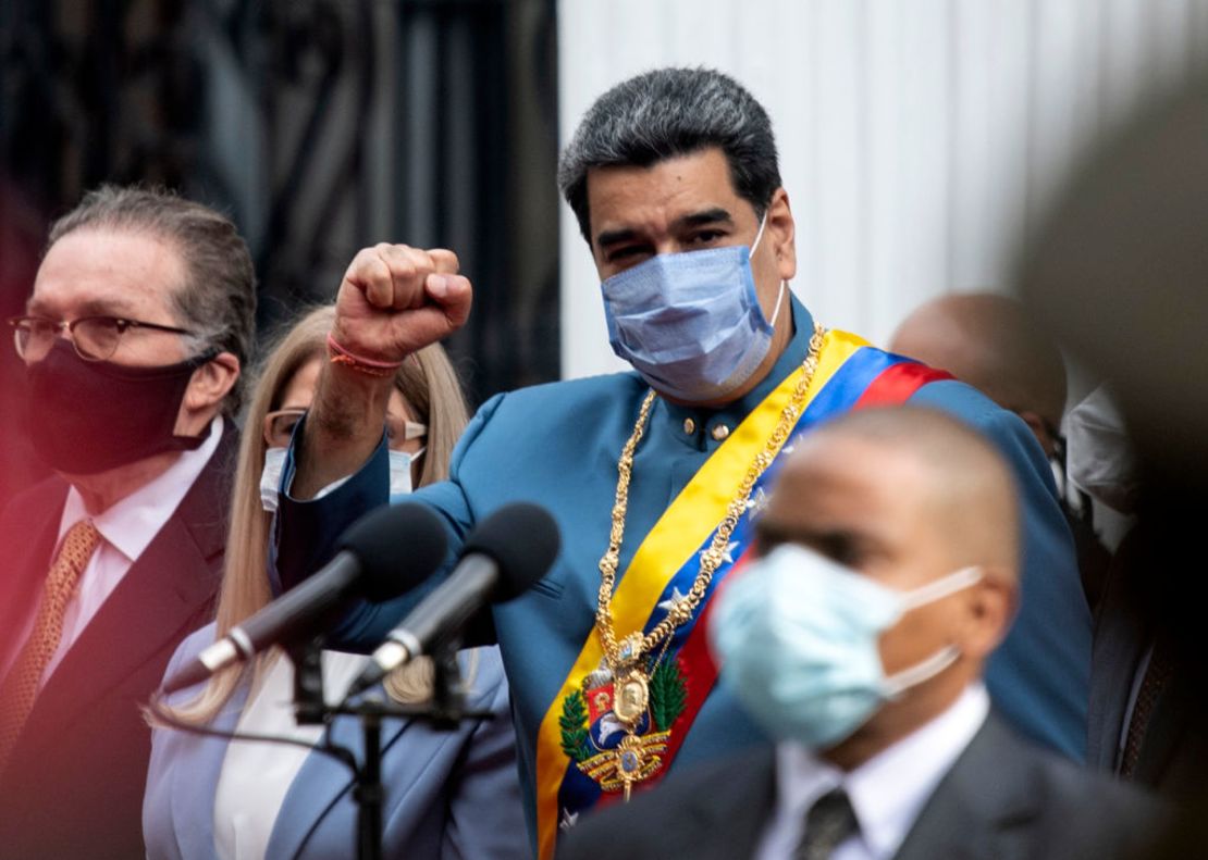 El presidente de Venezuela, Nicolás Maduro, levanta el puño cerrado cuando llega al Congreso para presentar el informe anual de su gobierno ante la Asamblea Nacional en Caracas el 12 de enero de 2021.