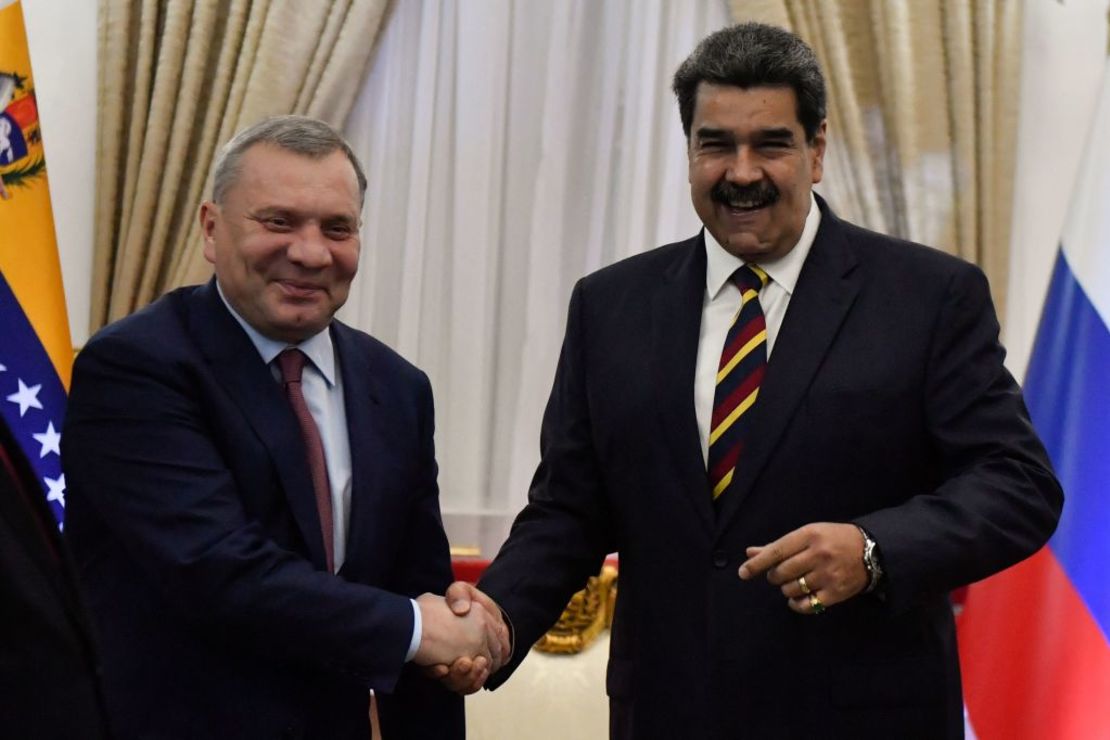 El presidente de Venezuela, Nicolás Maduro (derecha), le da la mano al viceprimer ministro de Rusia, Yuri Borisov, antes de una reunión en el Palacio Presidencial de Miraflores, en Caracas, el 16 de febrero de 2022.