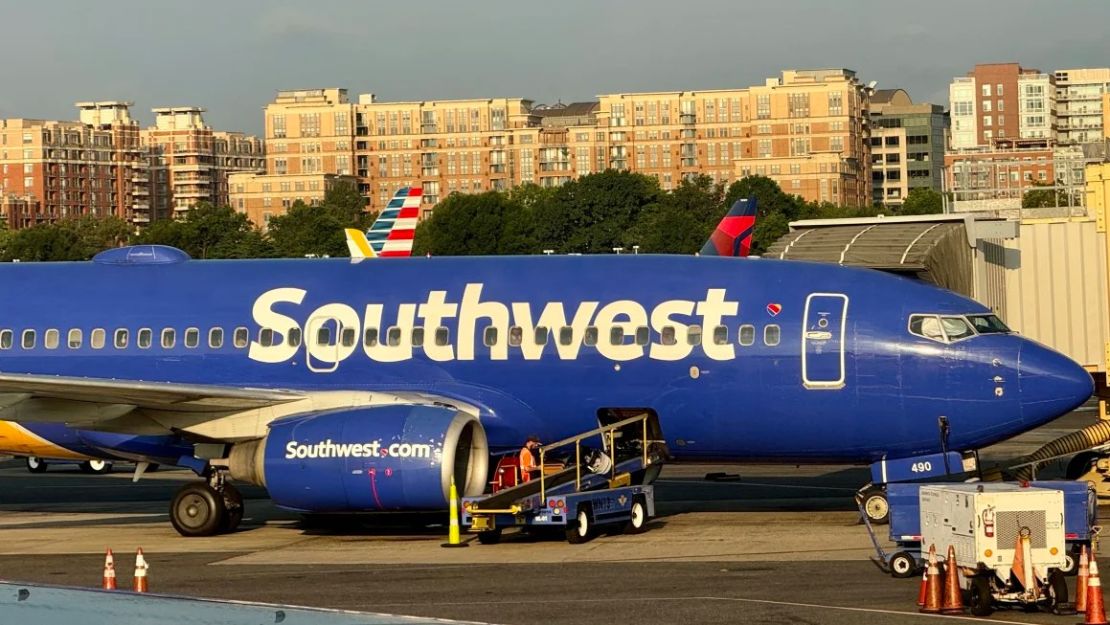 Un avión Boeing 737 de Southwest Airlines se encuentra en la puerta del Aeropuerto Nacional Ronald Reagan de Washington. La aerolínea comenzará a vender asientos asignados por primera vez en su historia. Crédito: Daniel Slim/AFP/Getty Images