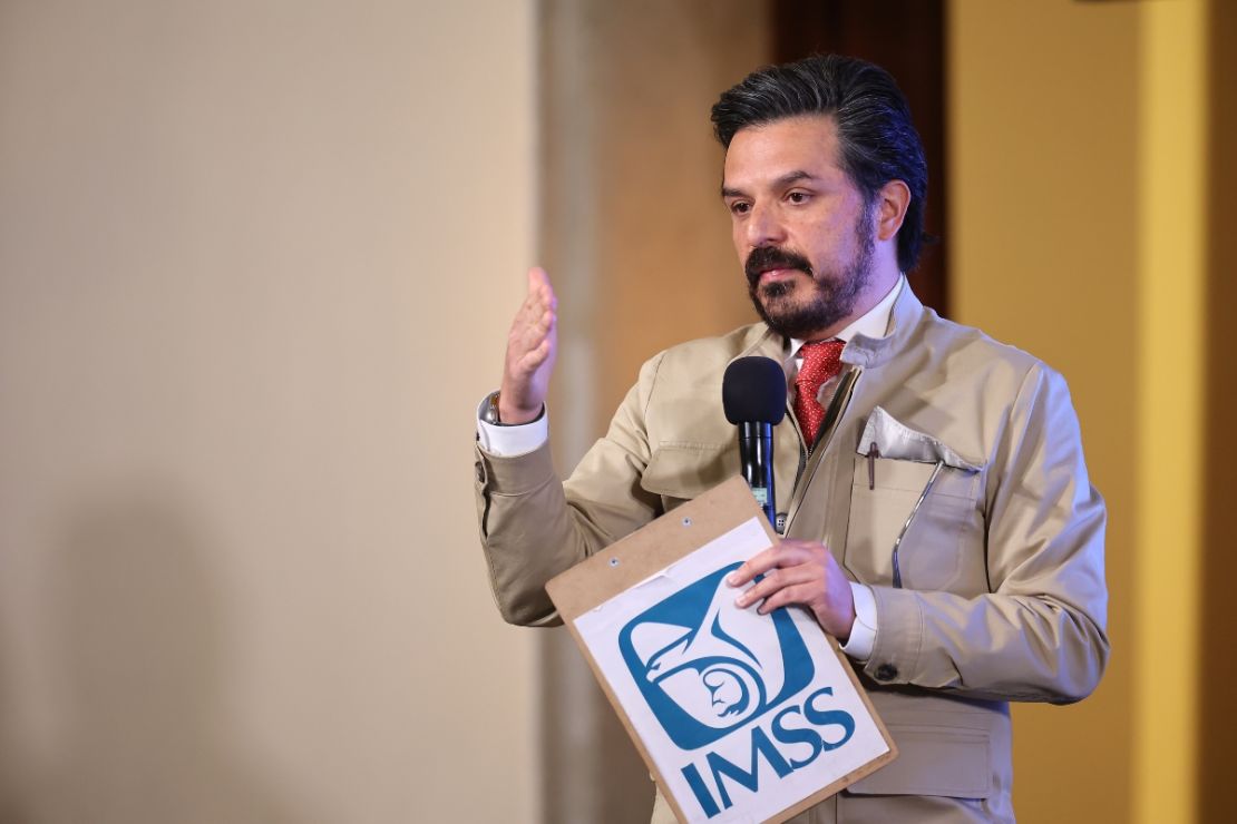 El director general del Instituto Mexicano del Seguro Social (IMSS) Zoe Robledo habla durante la sesión informativa diaria en Palacio Nacional el 12 de marzo de 2024 en la Ciudad de México, México. Crédito: Hector Vivas/Getty Images