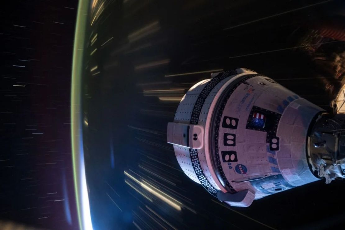 La nave espacial Starliner de Boeing que lanzó a Butch Wilmore y Suni Williams, los astronautas del vuelo tripulado de prueba de la NASA a la Estación Espacial Internacional, aparece fotografiada acoplada al puerto delantero del módulo Harmony. Crédito: NASA.