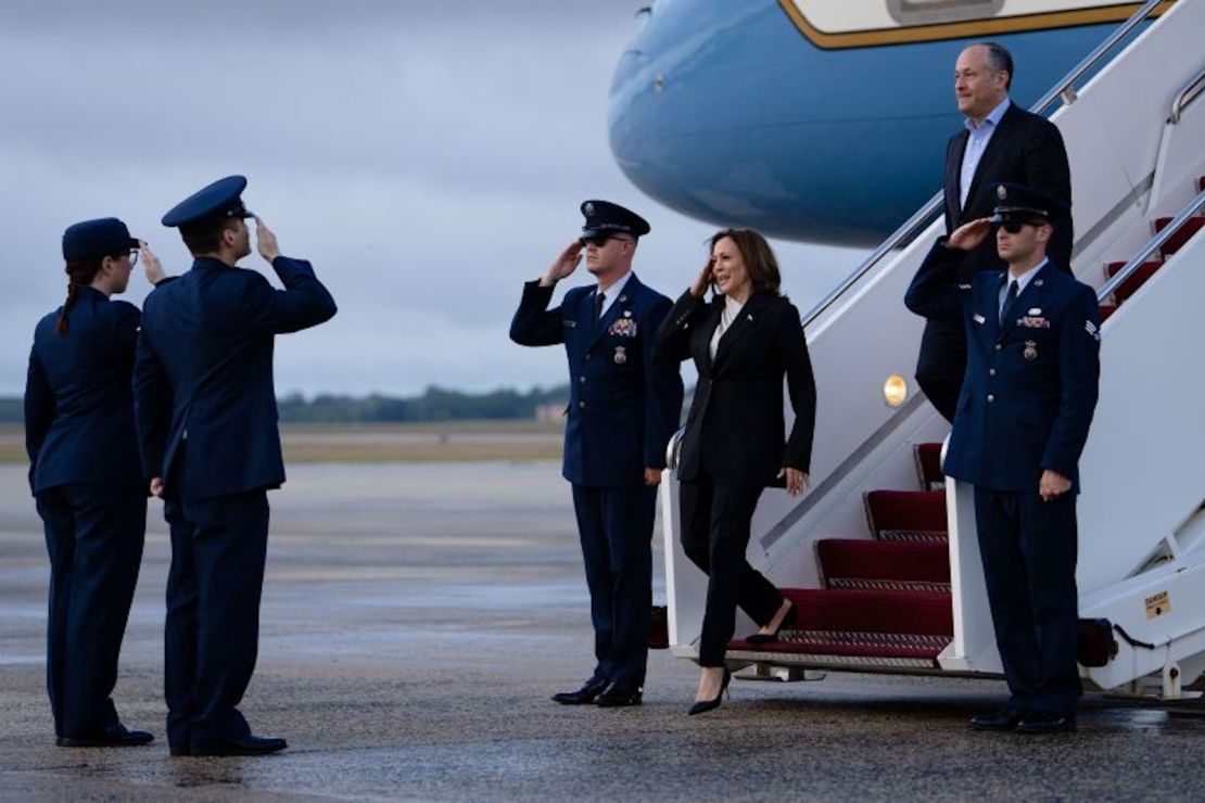 Harris y el segundo caballero Douglas Emhoff descienden de la Fuerza Aérea Dos en la Base Conjunta Andrews en Maryland el 22 de julio de 2024.