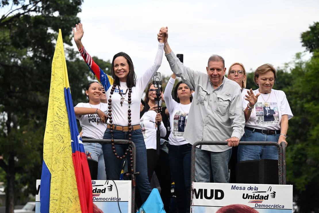 Desde la izquierda: la líder de la oposición venezolana María Corina Machado, el candidato presidencial de la oposición Edmundo González Urrutia y la esposa de Urrutia, Mercedes López, saludan durante su acto de cierre de campaña en Caracas el 25 de julio de 2024, antes de las elecciones presidenciales del domingo. Federico Parra/AFP/Getty Images