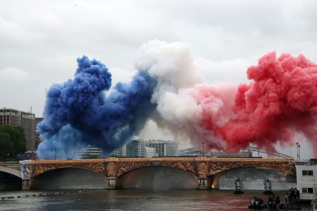 El humo que se asemeja a la bandera del equipo francés se proyecta sobre el puente de Austerlitz durante la ceremonia de apertura de los Juegos Olímpicos de París 2024 el 26 de julio de 2024 en París, Francia.