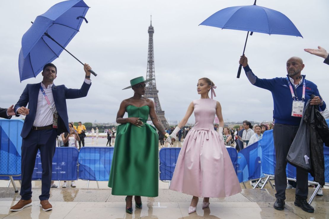 Las artistas Cynthia Erivo, en el centro a la izquierda, y Ariana Grande llegan a la ceremonia inaugural.