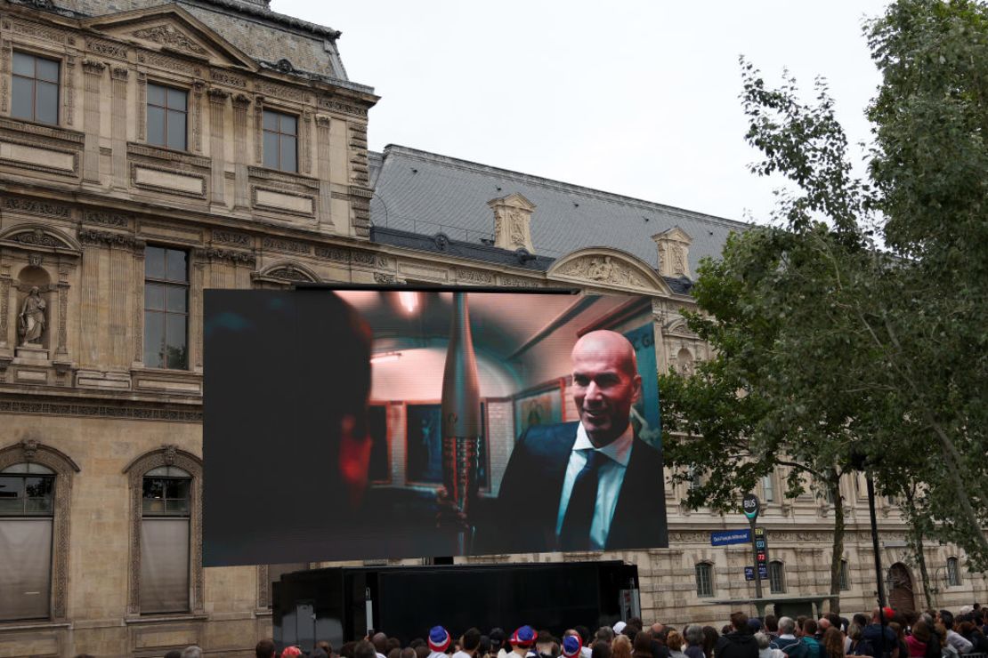 El exfutbolista francés Zinedine Zidane aparece en una pantalla antes de la ceremonia de apertura de los Juegos Olímpicos de París 2024 el 26 de julio de 2024 en París, Francia.