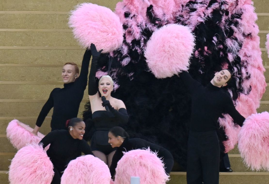 La cantante estadounidense Lady Gaga canta una canción en el área del puente Sully antes de la ceremonia de apertura de los Juegos Olímpicos de París 2024 en París el 26 de julio de 2024.