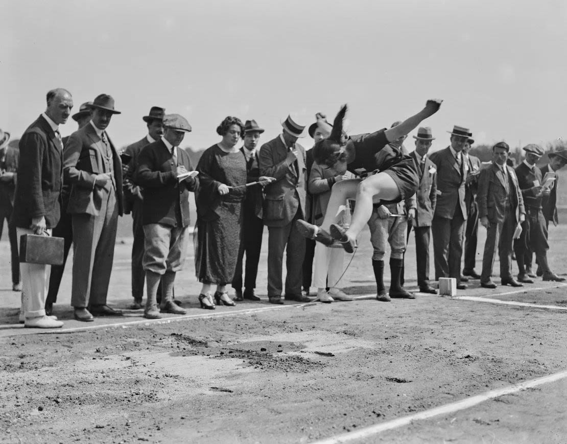 Una saltadora checoslovaca compite en los Juegos Mundiales Femeninos de 1922, la segunda edición de los juegos organizados en respuesta a la negativa del COI a permitir que las mujeres compitieran en eventos de atletismo en los Juegos Olímpicos.