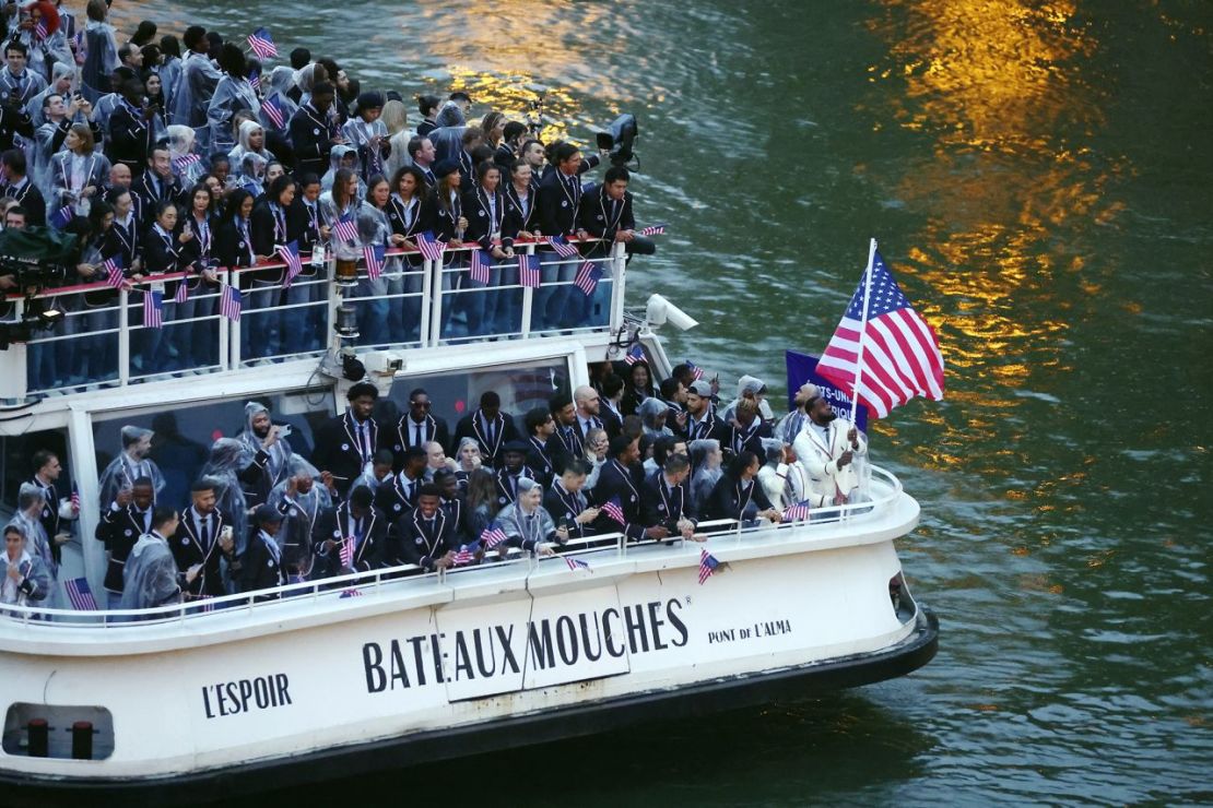 Los abanderados de Estados Unidos, Coco Gauff y Lebron James, al frente a la derecha, junto con sus compañeros de equipo, cabalgan a lo largo del río Sena durante la ceremonia de apertura. (Foto: Maddie Meyer/Piscina/AP).