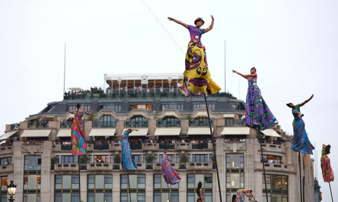 artistas participan en la ceremonia de apertura de los Juegos Olímpicos París 2024 el 26 de julio de 2024 en París, Francia. Maddie Meyer/Pool/Reuters.