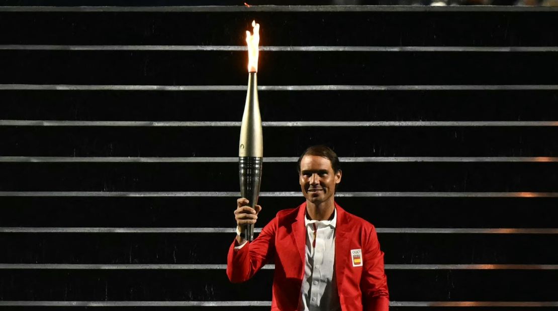 El tenista español Rafael Nadal porta la llama olímpica durante la ceremonia de apertura de los Juegos Olímpicos de París 2024 en París el 26 de julio de 2024.