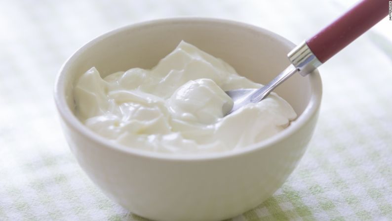 La sustancia acuosa que frecuentemente encuentras encima de tu yogur griego se llama suero y contiene proteínas y vitamina B12, así que no lo deseches.