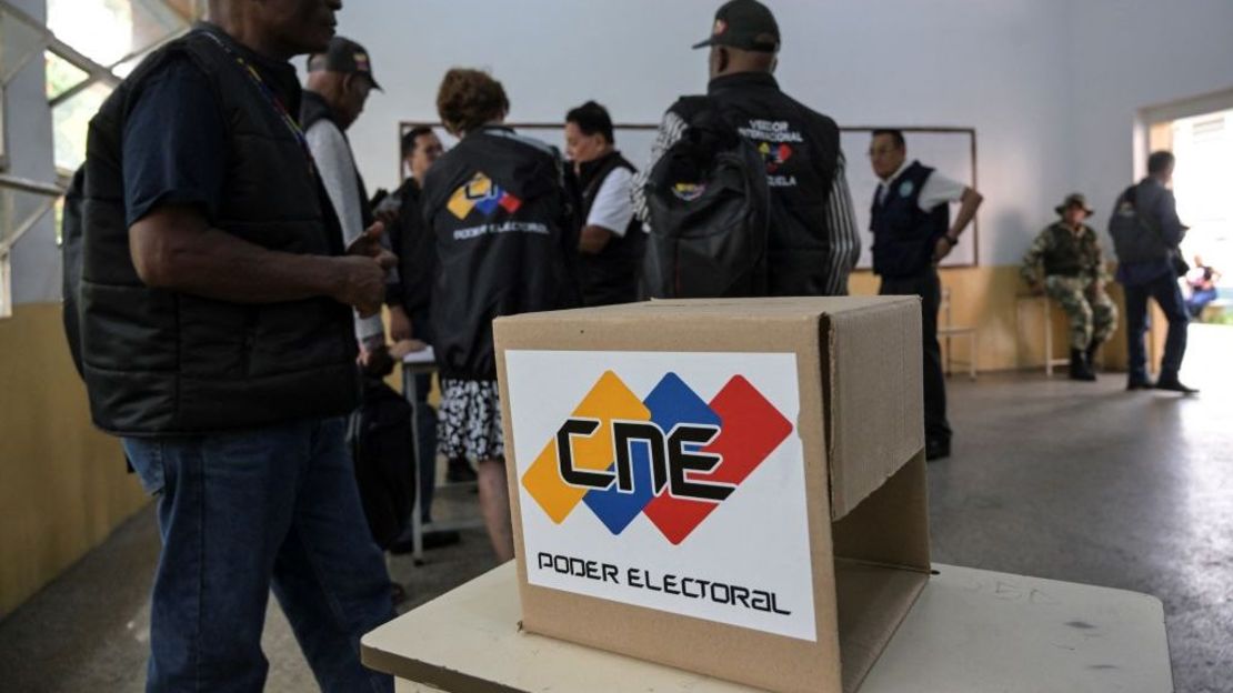 Miembros de la delegación internacional de observadores electorales visitan uno de los principales centros de votación para verificar la instalación de las mesas electorales que se utilizarán en las próximas elecciones presidenciales, en Caracas, Venezuela, el 26 de julio de 2024.(Foto: Yuri CORTEZ / AFP) (Photo by YURI CORTEZ/AFP via Getty Images).