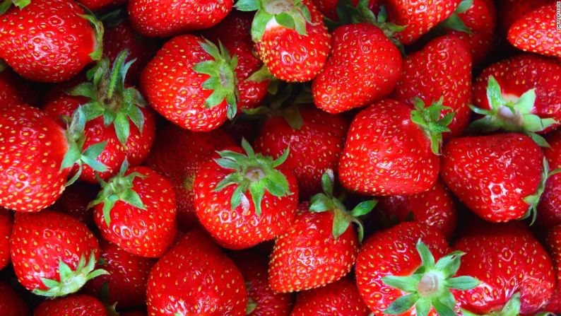 Para obtener toda la gama de beneficios para la salud, debes evitar cortar las fresas siempre que sea posible.