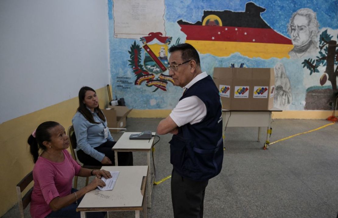 Miembros de la delegación internacional de observadores electorales visitan uno de los principales centros de votación para verificar la instalación de las mesas electorales que se utilizarán en las próximas elecciones presidenciales, en Caracas, Venezuela, el 26 de julio de 2024.