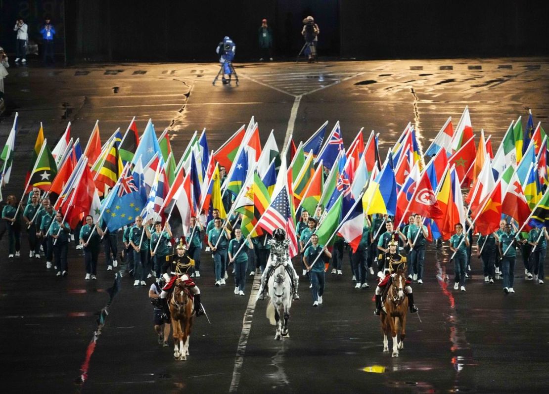 Floriane Issert lleva la bandera olímpica al Trocadero. Rob Schumacher/USA Today Deportes/Reuters