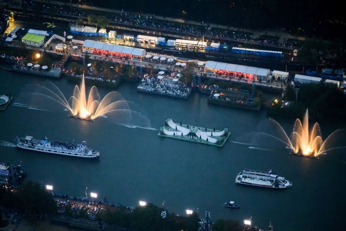 Una fotografía tomada desde un helicóptero muestra una vista aérea de los barcos de las delegaciones que navegan por el Sena durante la ceremonia de apertura. Lionel Buenaventura/Pool/Reuters.