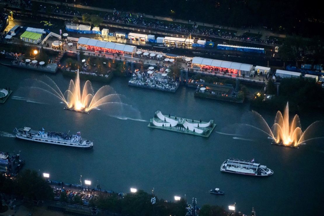 Una fotografía tomada desde un helicóptero muestra una vista aérea de los barcos de las delegaciones que navegan por el Sena durante la ceremonia de apertura. Lionel Buenaventura/Pool/Reuters.