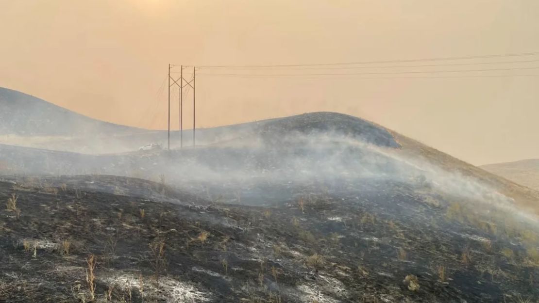 En esta imagen proporcionada por el Departamento de Transporte de Oregón, se muestra un área quemada por el incendio Durkee cerca de la Interestatal 84 cerca de Huntington, Oregón, el 23 de julio de 2024.