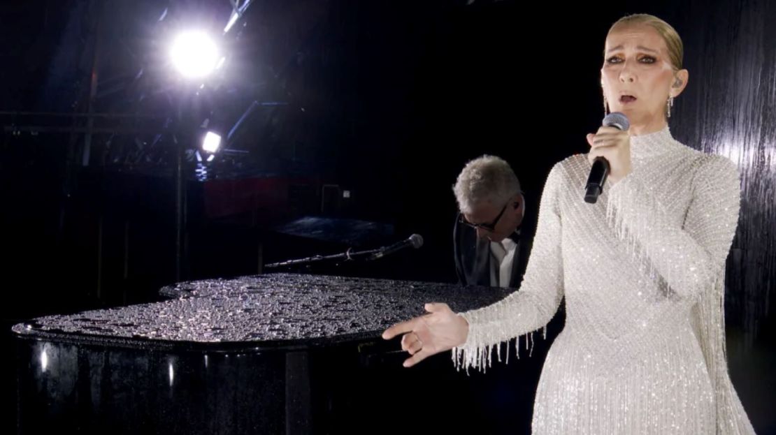 Este folleto publicado por los Servicios de Radiodifusión Olímpica, muestra una vista de la cantante Celine Dion actuando en la Torre Eiffel durante la ceremonia de apertura de los Juegos Olímpicos de París 2024 París 2024 el 26 de julio de 2024 en París, Francia.