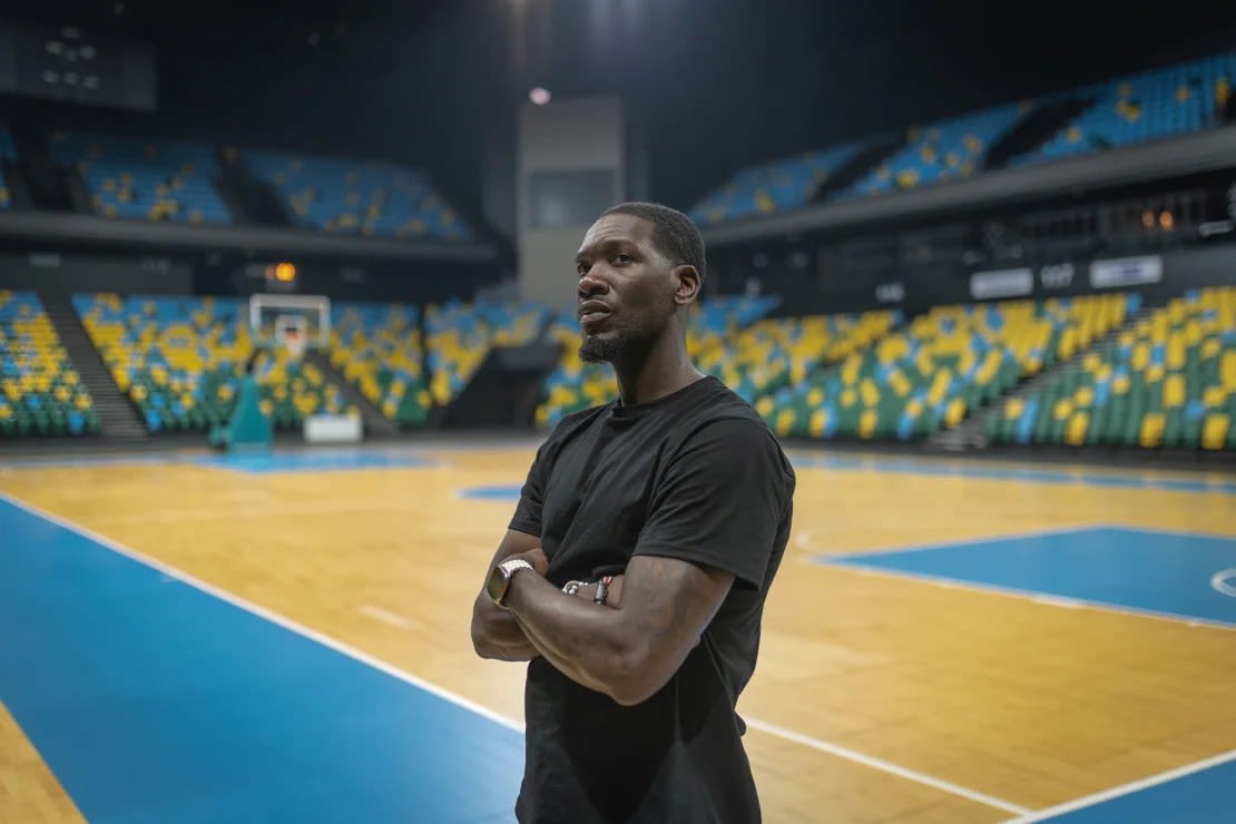 Ivey también se desempeña como entrenador asistente de los Houston Rockets durante la temporada regular de la NBA.