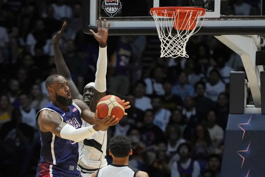 Gabriel intenta bloquear un tiro contra la superestrella de Los Angeles Lakers,