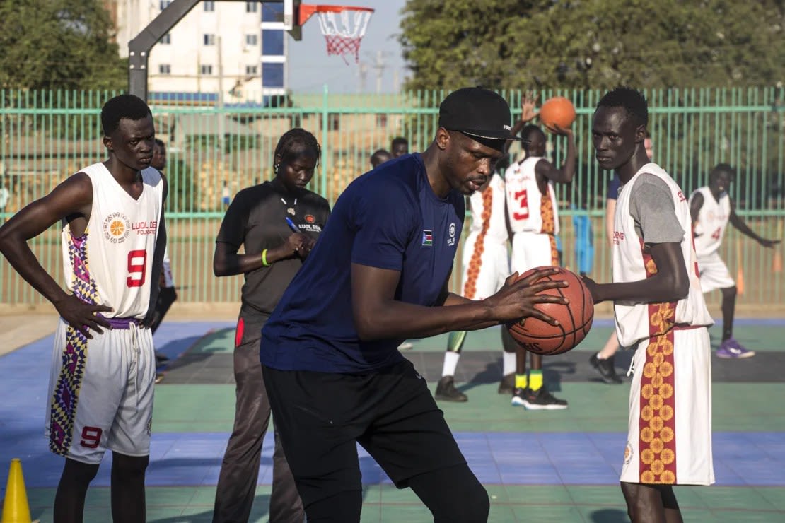 Deng entrena a jugadores jóvenes en la capital de Sudán del Sur, Juba.