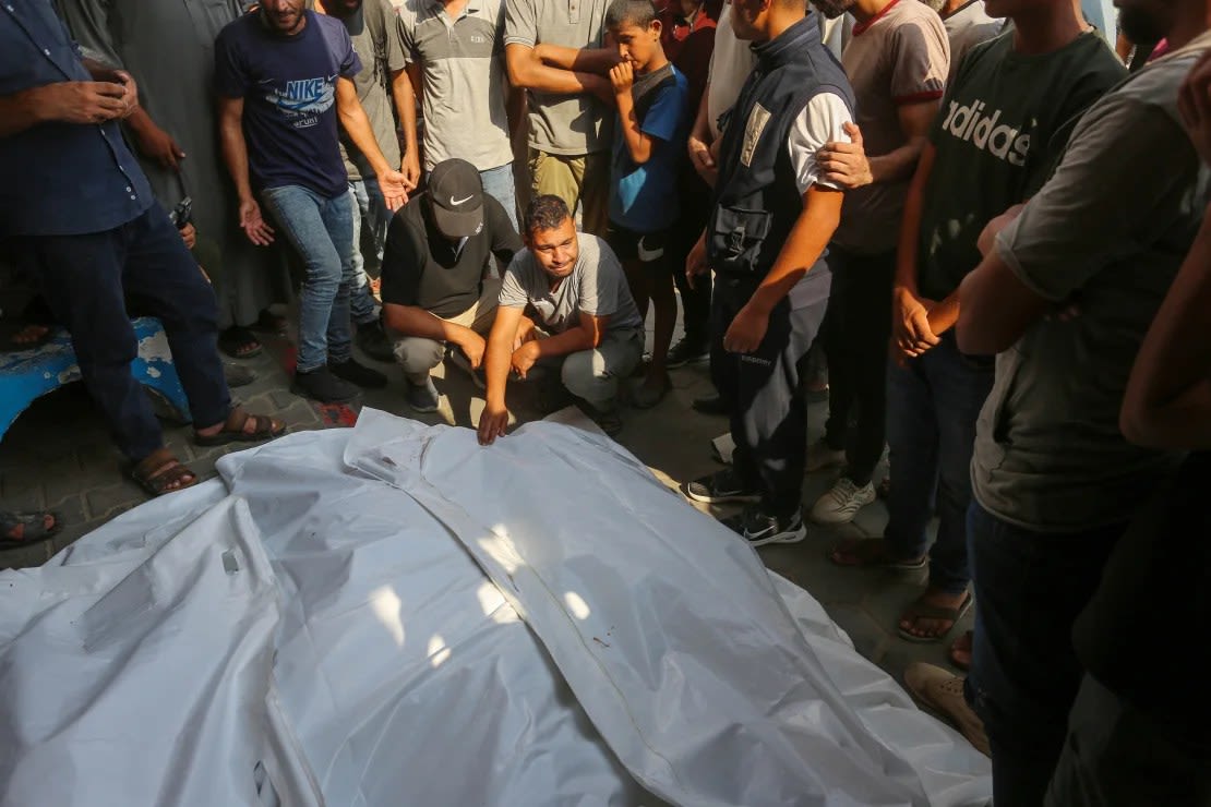 Cuerpos de palestinos, incluidos niños, son llevados al Hospital de los Mártires de al-Aqsa tras el ataque israelí contra la casa de la familia Al-Qashtat en Deir al-Balah, Gaza, el 27 de julio de 2024.