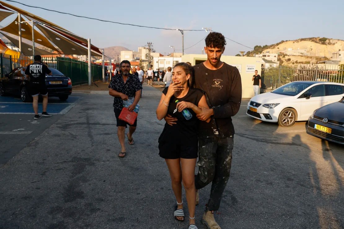 Varias personas reaccionan en el lugar donde cayó un ataque desde Líbano en la localidad de Majdal Shams, en la zona del Golán anexionada por Israel, el 27 de julio de 2024.