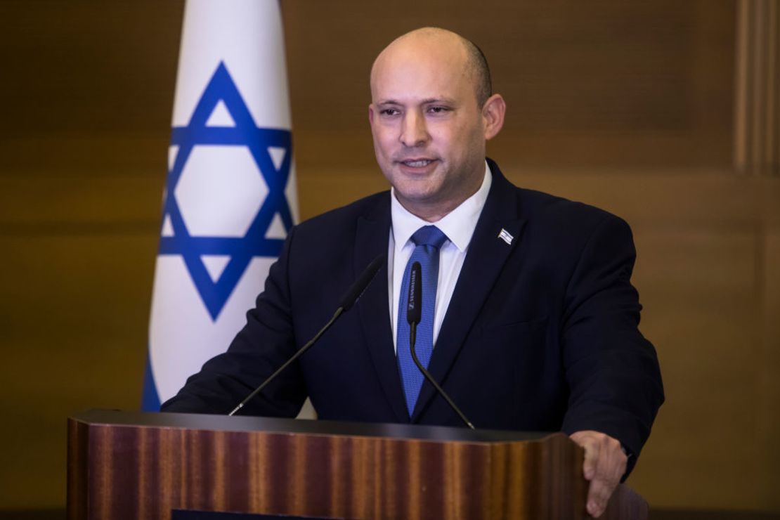 El exprimer ministro israelí Naftali Bennet da una declaración a la prensa de que no participará en las próximas elecciones generales el 29 de junio de 2022 en Jerusalén, Israel. (Foto: Amir Levy/Getty Images).