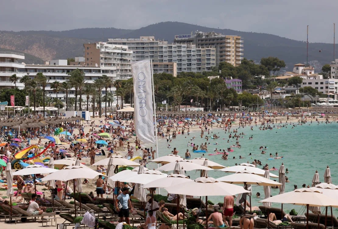 Los residentes locales han estado protestando para recuperar el espacio de los visitantes en los destinos españoles de Mallorca y las Islas Canarias. Aquí, se ve a turistas en la playa de Magaluf, Mallorca.