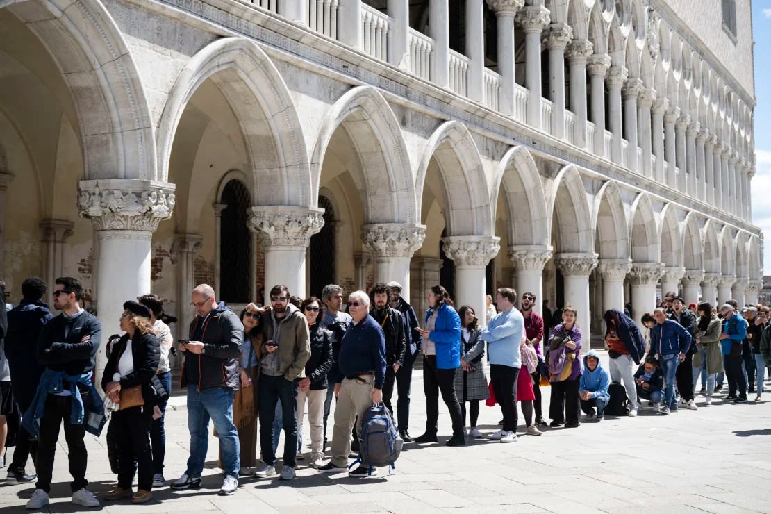 El impuesto turístico temporal de 5 euros (unos 5,4 dólares) en Venecia, que comenzó el 25 de abril y concluyó el 14 de julio, recaudó más de 2,4 millones de euros.