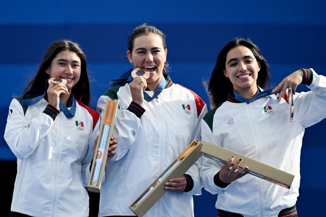 (De izquierda a derecha) Las medallistas de bronce Ángela Ruiz, Alejandra Valencia y Ana Vázquez posan en el podio tras ganar la medalla de bronce de tiro con arco por equipos femeninos durante los Juegos Olímpicos de París 2024, en la Explanada de los Inválidos de París, el 28 de julio de 2024.