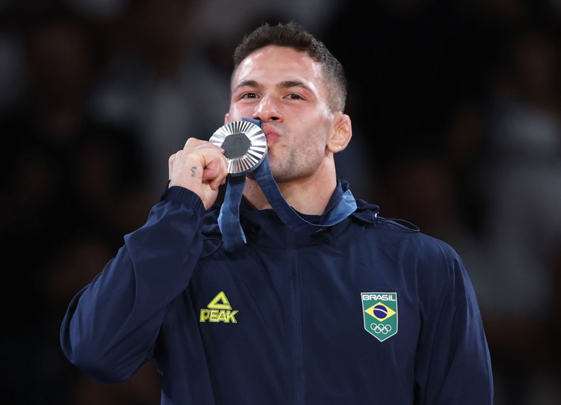 El medallista de plata Willian Lima, de Brasil, celebra en el podio durante la competición masculina de judo de -66 kg en el segundo día de los Juegos Olímpicos de París 2024, en el Champs-de-Mars Arena el 28 de julio de 2024 en París, Francia.