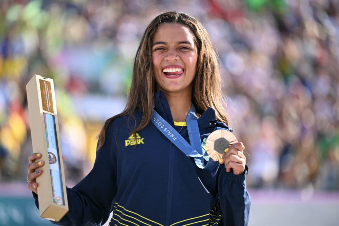 La brasileña Rayssa Leal, medalla de bronce, posa con su presea en el podio tras la ceremonia de victoria de la prueba de street del skateboarding femenino durante los Juegos Olímpicos de París 2024, en La Concorde de París, el 28 de julio de 2024.