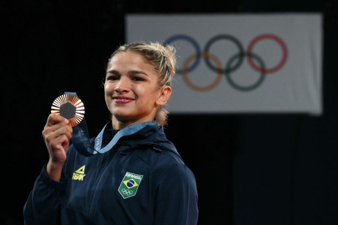 La brasileña Larissa Pimenta, medalla de bronce, posa en el podio del judo femenino -52kg de los Juegos Olímpicos de París 2024 en el Champ-de-Mars Arena, en París, el 28 de julio de 2024.