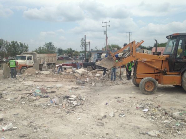 Comienzan labores de remoción de escombros tras el tornado en Ciudad Acuña.