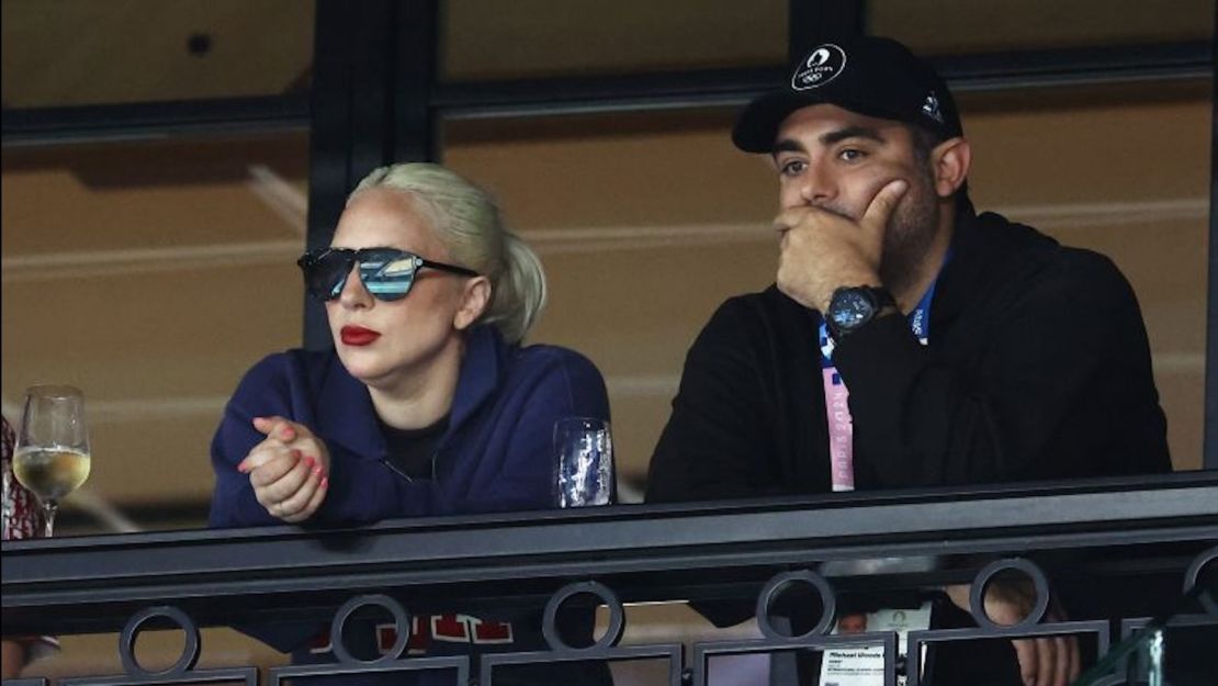 Lady Gaga y Michael Polanksy el domingo en la ronda de clasificación de gimnasia artística femenina durante los Juegos Olímpicos de 2024 en París.