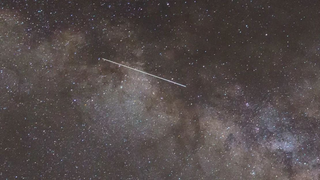 Las Delta Acuáridas del Sur y las Alfa Capricórnidas alcanzarán su punto máximo más o menos al mismo tiempo. En la imagen, un meteoro de las Delta Acuáridas del Sur surcando el cielo nocturno.