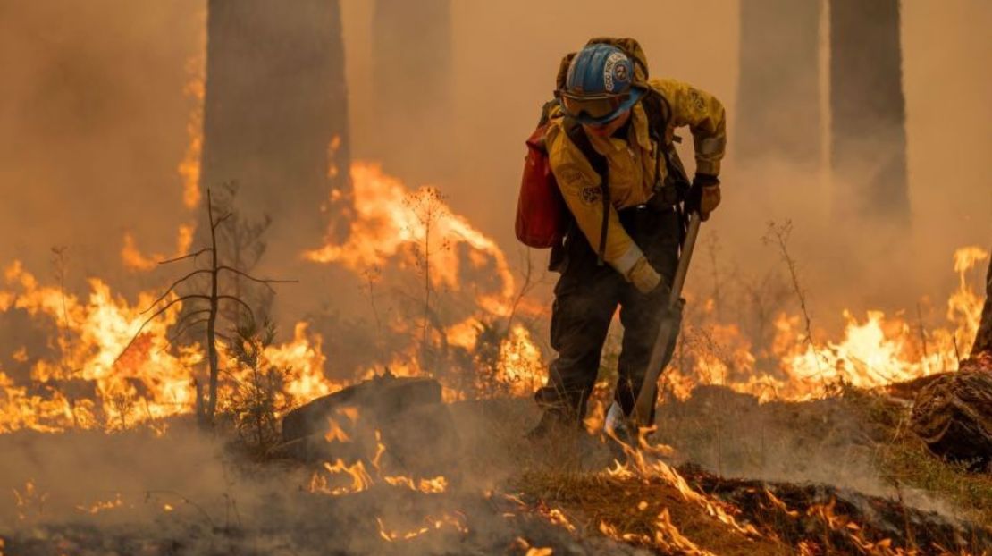 Los bomberos encendieron un contrafuego en el frente oriental del incendio Park el domingo. Impulsado por vientos secos y vegetación seca, el incendio ha crecido a más de 360,000 acres y está contenido en un 12%.