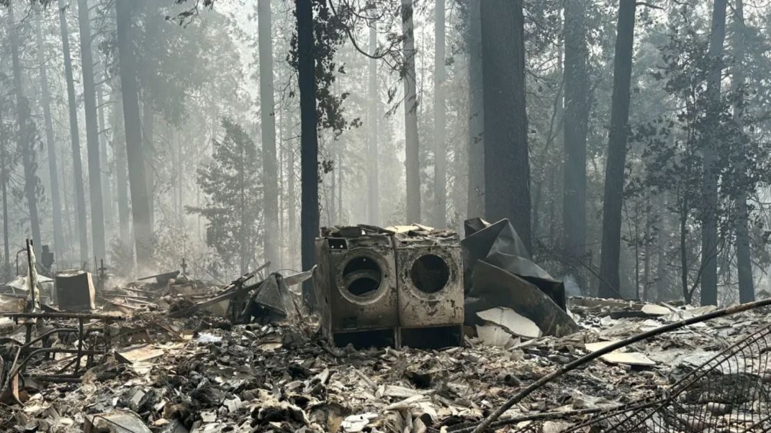 Una lavadora y secadora carbonizadas marcan el lugar donde antes se erigía una casa antes de que el incendio Park la destruyera en el condado de Butte, California.