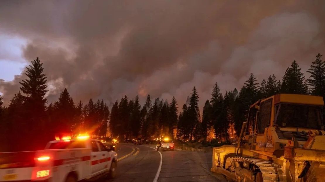 Las llamas del incendio Park se propagaron rápidamente el domingo cerca de Chico, California.