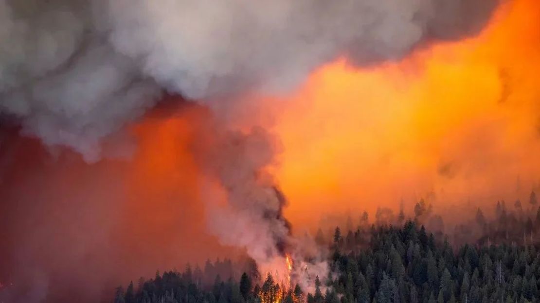 El incendio Park arrasa más acres el viernes cerca de la autopista 32, fuera de Lomo en el condado de Butte, California.